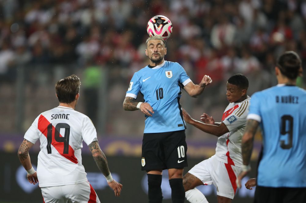 Giorgian De Arrascaeta de Uruguay ante Perú