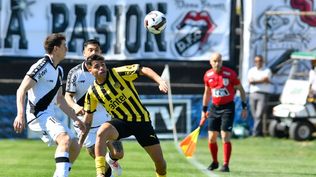 Alan Medina de Peñarol ante Santiago Romero de Danubio