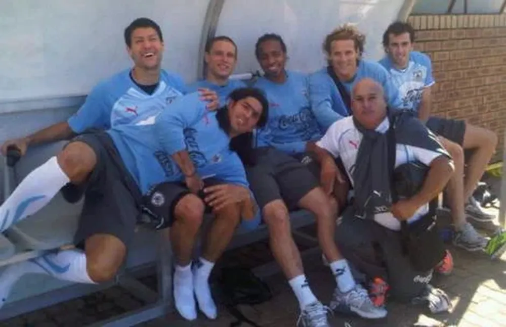 Finalizado el entrenamiento acompañado por El Cachete ( poli funcional ) hace lo q le pidas,casi jaja, comentó Diego Forlán en la última foto que subió a su Twitter.