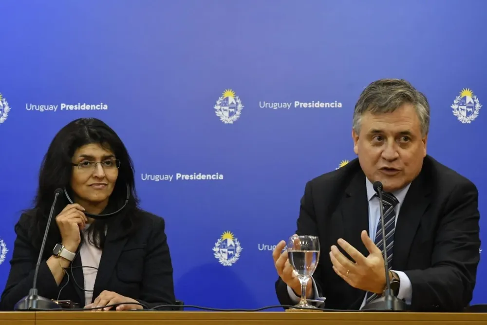 La gerenta general de inteligencia artificial y tecnologías emergentes de Microsoft Lab, Rashmi Misra y el ministro de Industria, Omar Paganini.