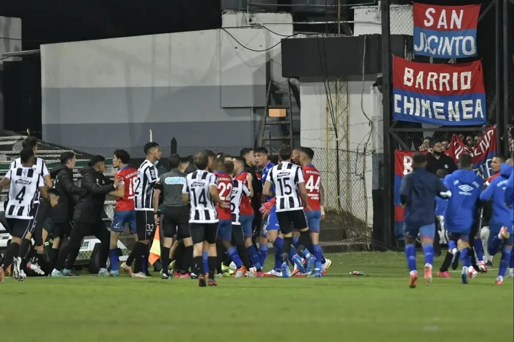 Jugadores y suplentes de Nacional en el tumulto con los futbolistas de Wanderers