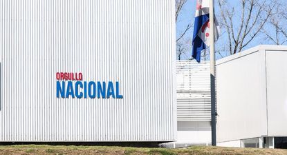 Bandera de Nacional a media asta en Los Céspedes