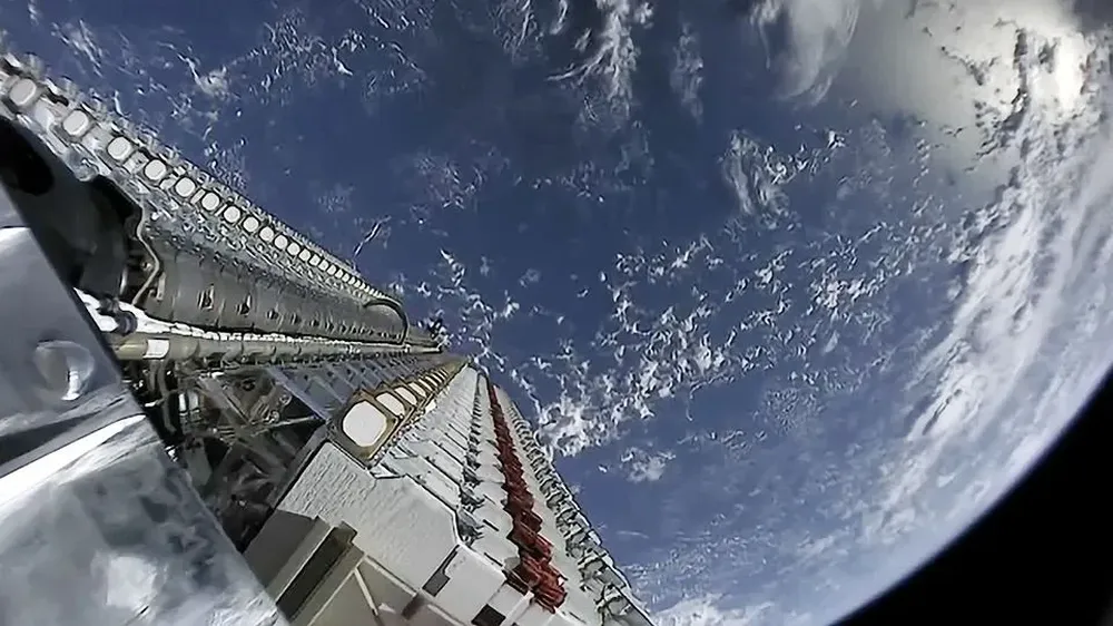 Fotografía tomada desde el espacio de un satélite de Starlink.