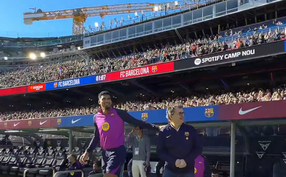 Ronald Araujo saliendo a la cancha para el primer entrenamiento en el nuevo Camp Nou