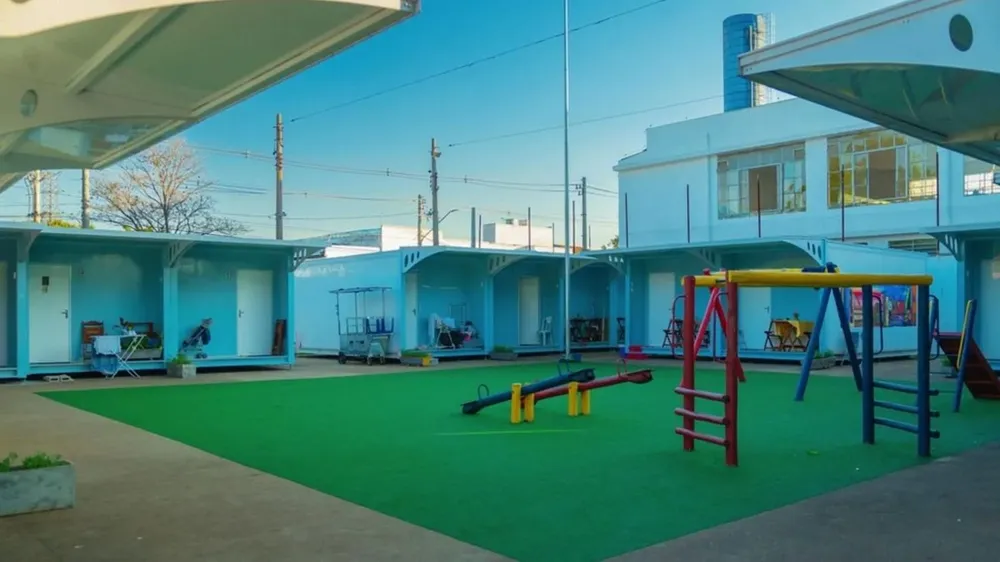 Las microcasas, construidas en torno a un parque recreacional, tienen un ambiente comunitario, pero sólo son una solución temporal, dicen los críticos