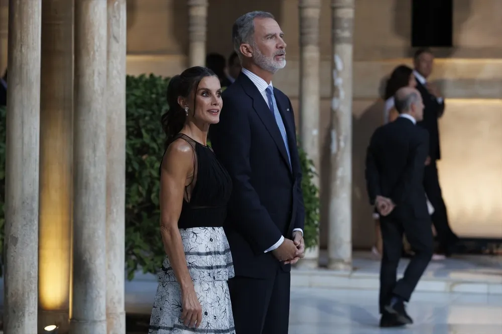 Don Felipe IV y Doña Letízia, antes de la cena oficial la III Cumbre de la Comunidad Política Europea.