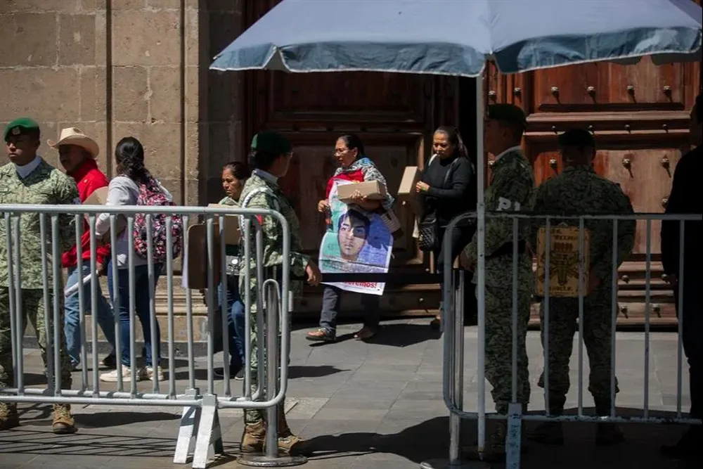 Familiares de los estudiantes desaparecidos se reunieron con López Obrador.