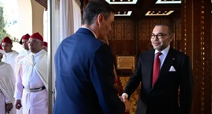 En una foto difundida por la Casa Real marroquí, el rey de Marruecos, Mohamed VI (derecha) saluda al presidente del Gobierno español, Pedro Sánchez, este miércoles en Rabat