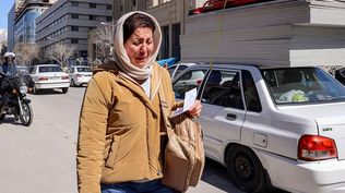 Una mujer llorando en las calles de Teherán este martes.
