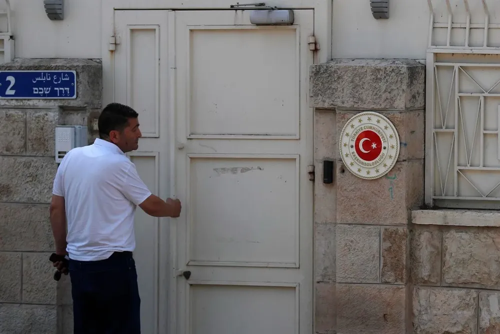 Un empleado del consulado turco se para en la puerta de las oficinas en Jerusalén, Israel