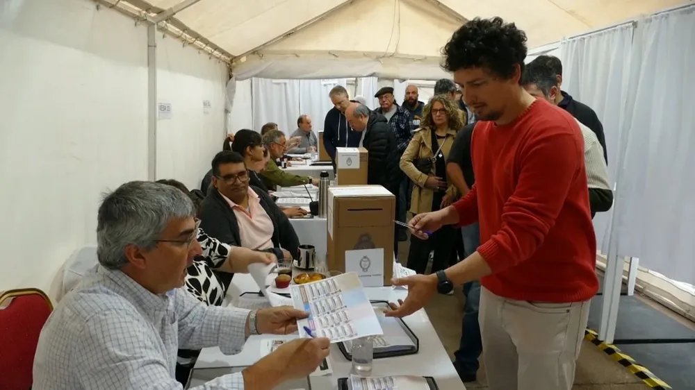 Argentinos votan en Uruguay