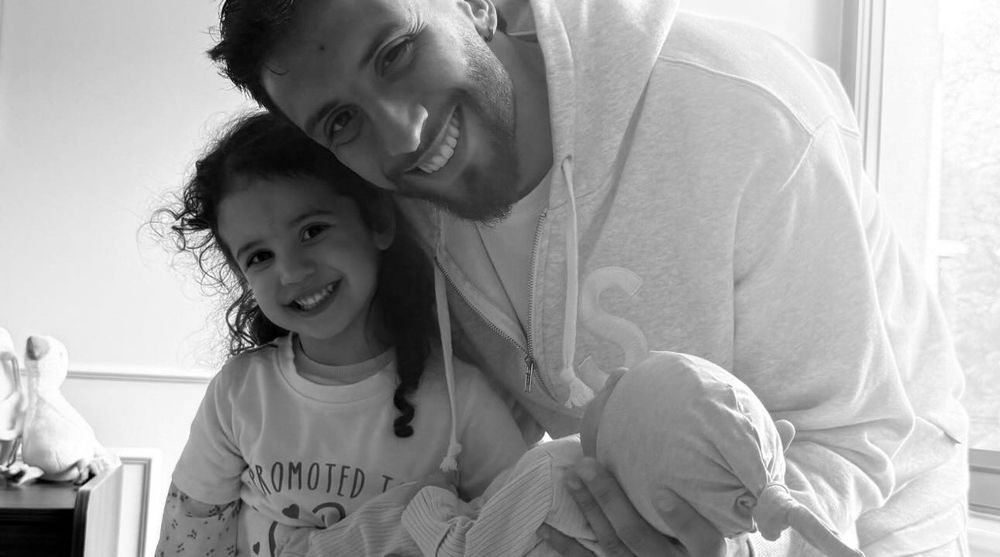 Rodrigo Bentancur con su hija y el recién nacido Theo en brazos