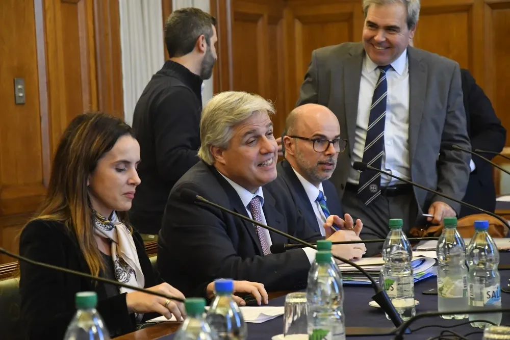 El canciller Francisco Bustillo frente a la Comisión de Asuntos Internacionales