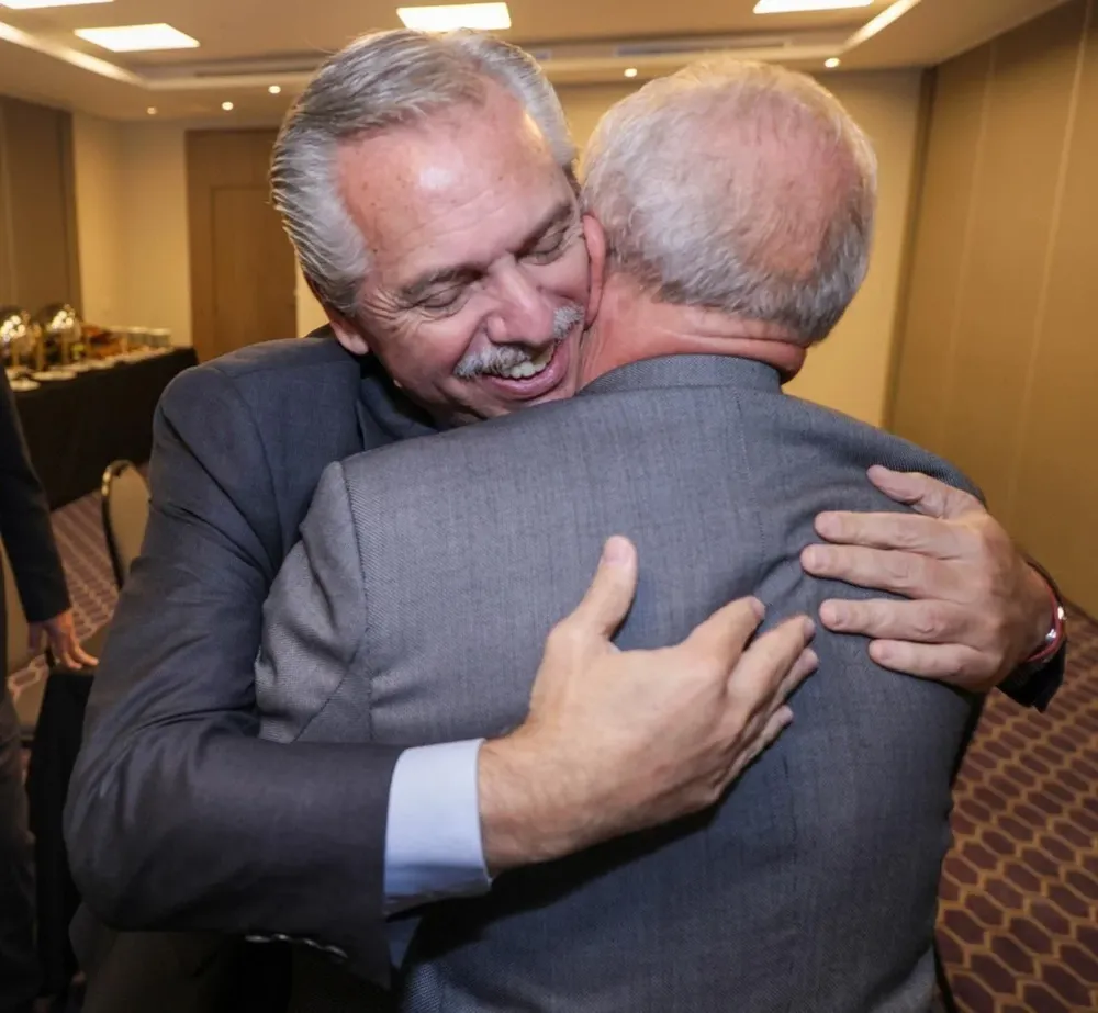 El abrazo de Alberto y Lula