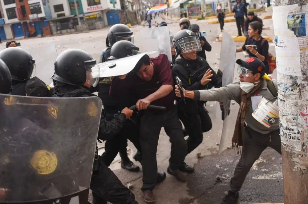 Manifestantes chocan con la policía en Cuzco, Perú
