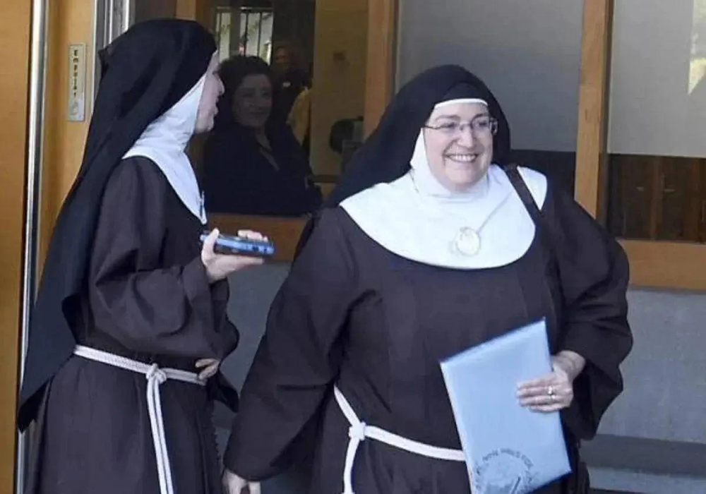 La abadesa y otra de las monjas excomulgadas, saliendo de los juzgados de Burgos. Fuente: Ricardo Ord&oacute;&ntilde;ez.