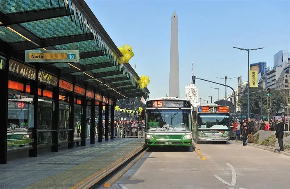 Argentina- Un colectivo se aproxima a una de las estaciones de Metrobús en Buenos Aires
