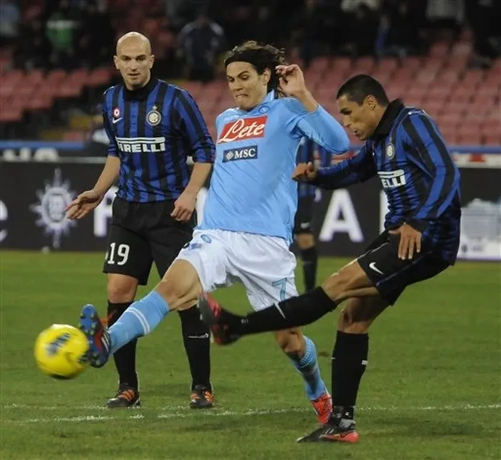 Edinson Cavani marcado por el colombiano Ivan Cordoba y el argentino Esteban Cambiasso