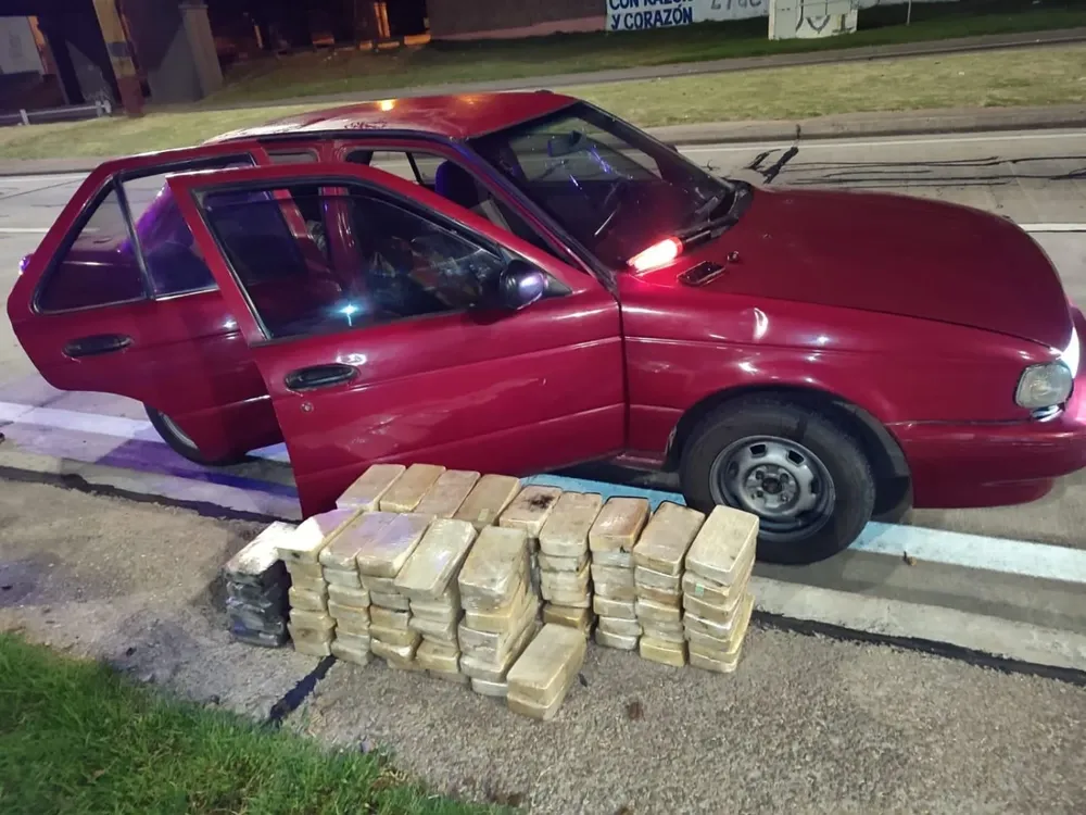 La droga incautada junto al auto interceptado por Policía Caminera