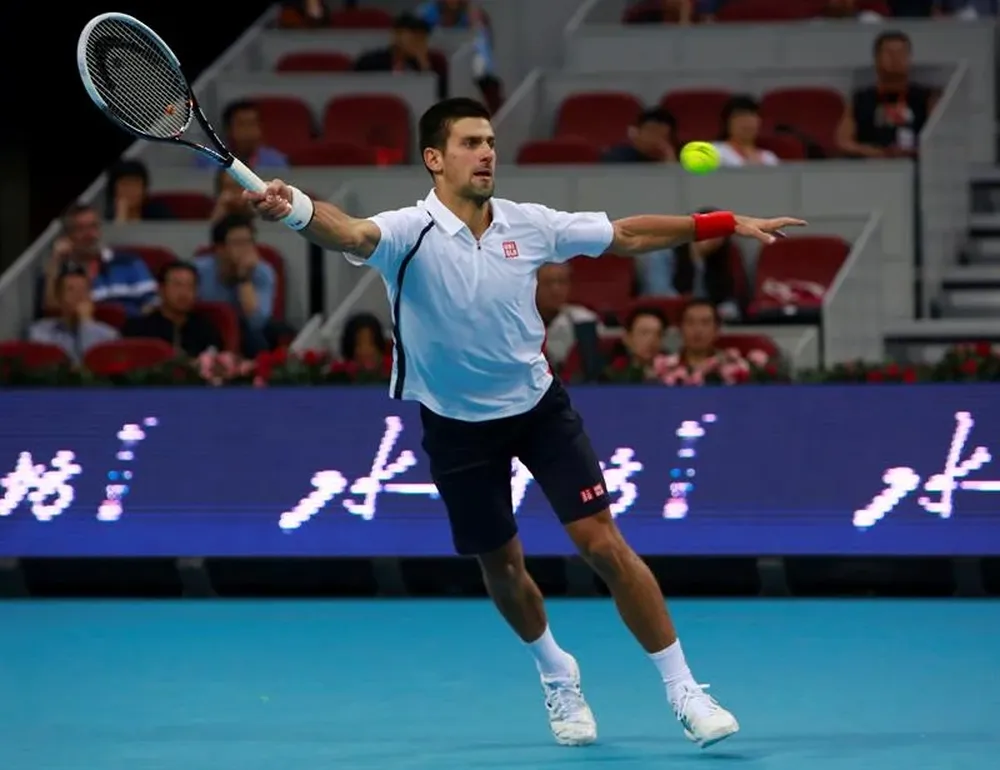 China- El tenista serbio Novak Djokovic devuelve la bola al francés Jo-Wilfried Tsonga en la final del Abierto de China