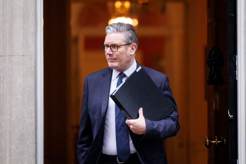 Crisis en el Reino Unido: Keir Starmer, al borde de la dimisión por la presión interna y el desplome laborista