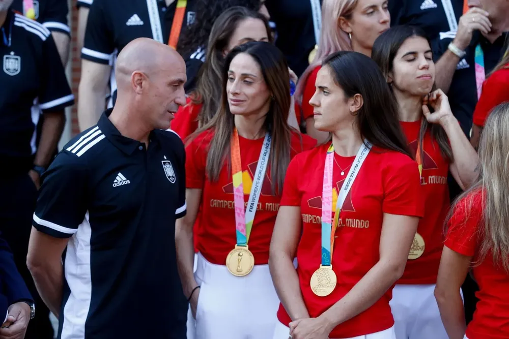 Luis Rubiales con jugadoras de la selección española