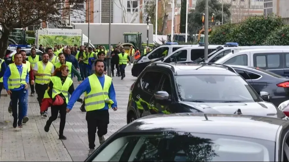 Agricultores bloquean la Asamblea de Murcia y zarandean el coche de López Miras