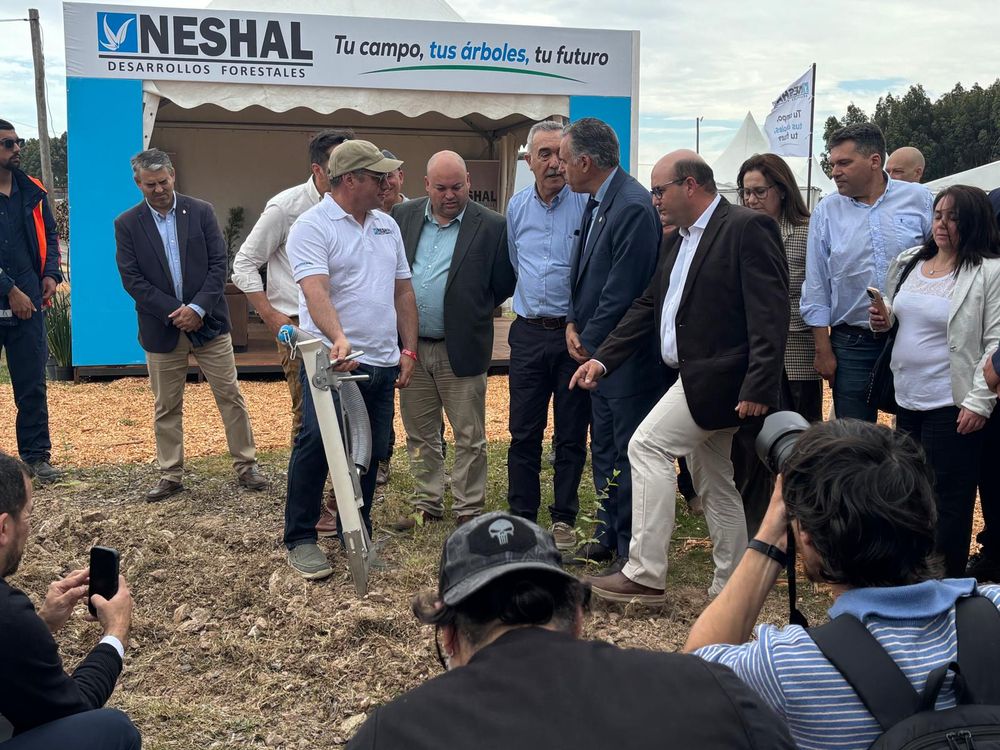 Yamand&uacute; Orsi, presidente de la Rep&uacute;blica, particip&oacute; en el Foro Forestal Regional, recorri&oacute; el predio de exposiciones de la Uruforest e incluso plant&oacute; un eucaliptus con una herramienta innovadora.