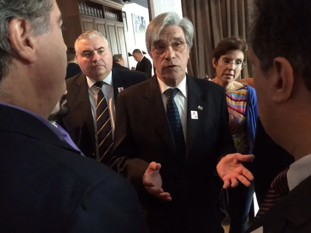 Walter Cancela, embajador uruguayo en Bruselas, cesado en su cargo, por el presidente de la República por sus dichos sobre el TLC entre el Mercosur y la Unión Europea.