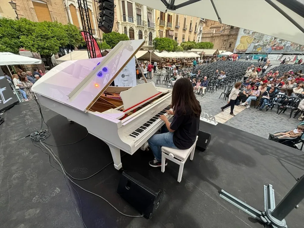 El piano que usaba Elton John en sus giras europeas resuena en la Plaza Belluga de Murcia.