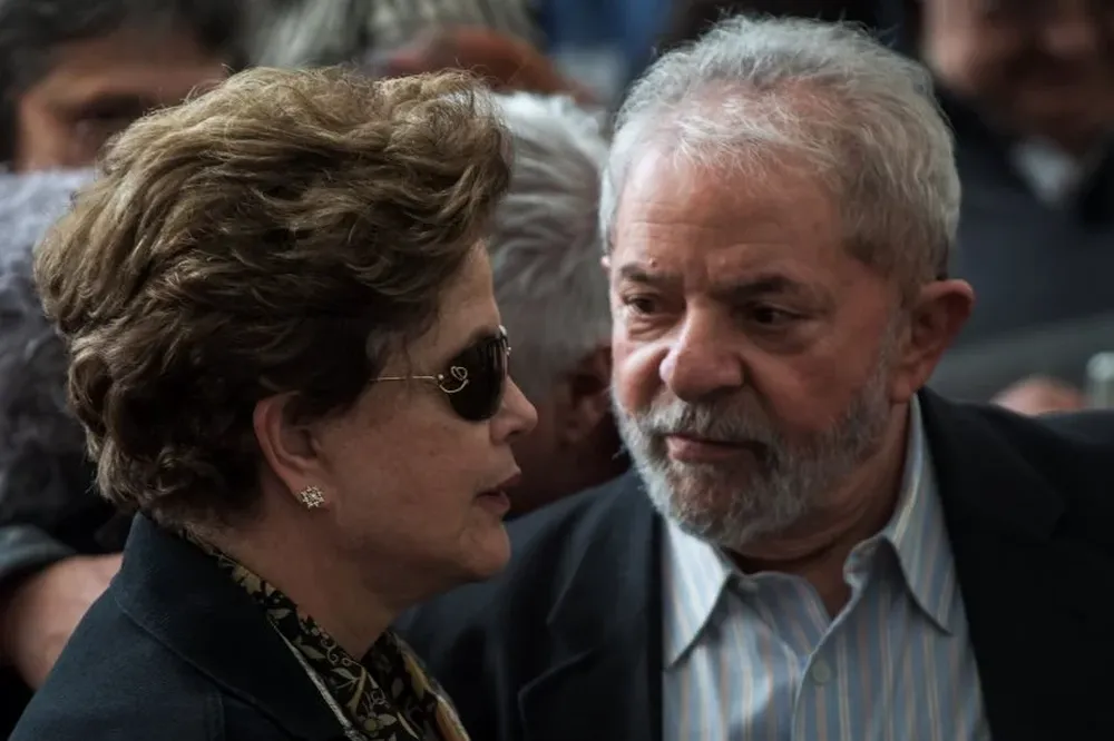 Lula da Silva, acompañado por Dilma Rousseff