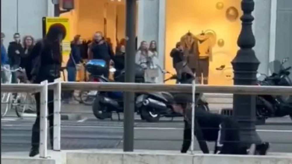 Un joven se cree perro y es paseado por las calles de Valenacia