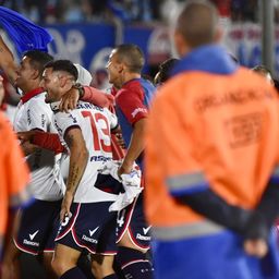 Diego Polenta de Nacional, quien no jugó el clásico ante Peñarol, celebra la victoria junto al debutante Emiliano Ancheta