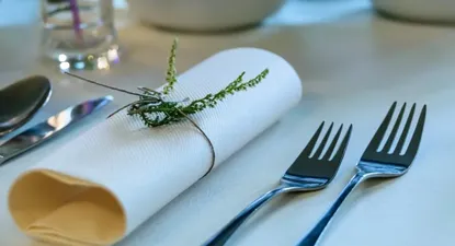 ¿Por qué algunos restaurantes cobran los cubiertos y las paneras?
