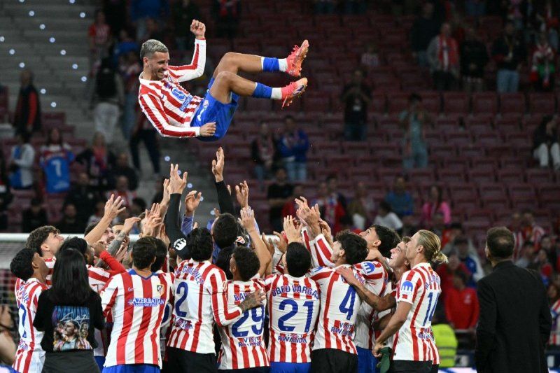Entre lágrimas, los hinchas de Atlético de Madrid despidieron a Antoine Griezmann y el colchonero complicó en el descenso a Girona de Cristhian Stuani