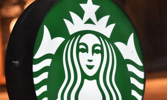 Starbucks, acusada de racismo, cerrará 8.000 locales durante unas horas