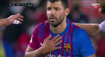 Agüero se tomó el pecho y debió salir en pleno partido contra Deportivo Alavés