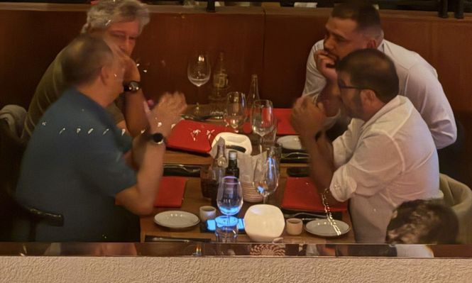Reunión en un restaurante de dirigentes del Frente Amplio con el expresidente Rafael Correa