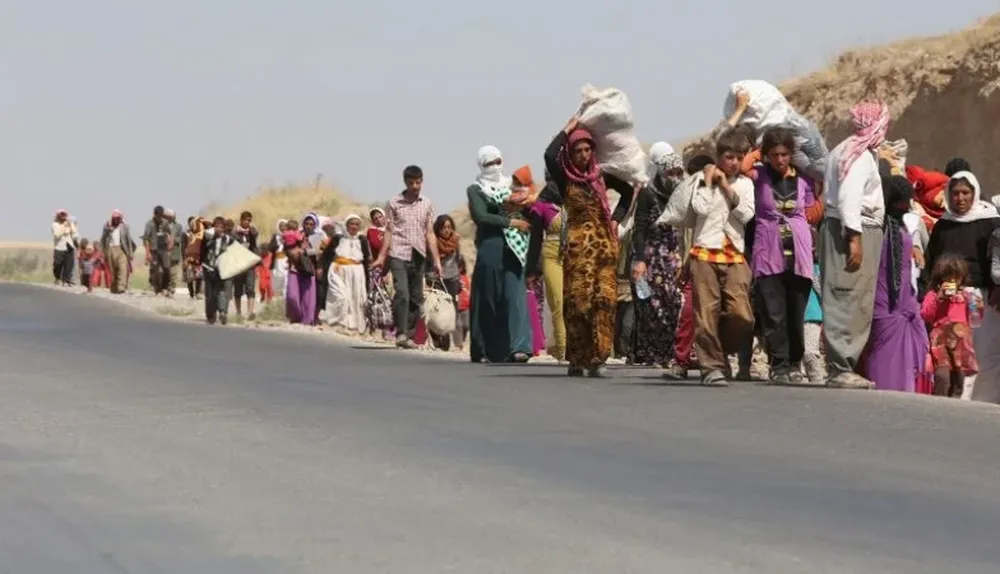 La larga fila de yazidíes refugiados