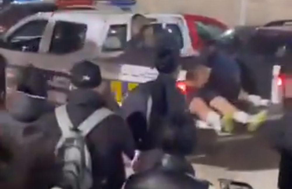 Así se llevaban a los heridos en una camioneta de la Policía