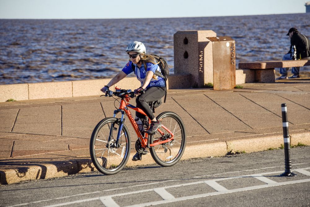 20240509 Rambla, bicisenda, ciclovia, ciclista, mujer andando en bicicleta (1).jpg