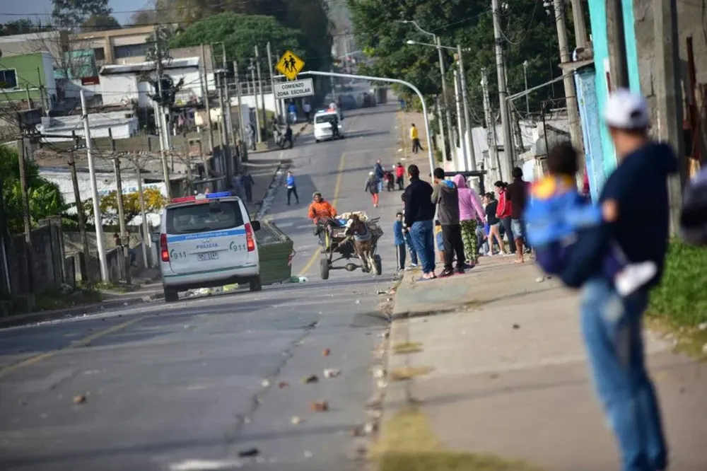 Contenedores, un ómnibus y una ambulancia fueron dañadas durante el enfrentamiento en el Marconi