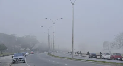 La niebla reduce la visibilidad horizontal menor de un kilómetro