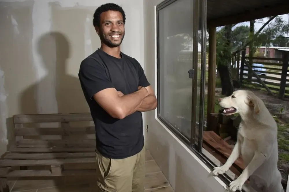 Pablo Silva en la casa que él mismo edifica