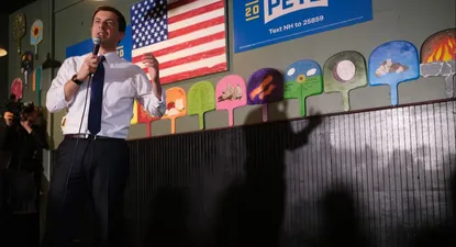 pete buttigieg, exmilitar y gay, saca ventaja en las primarias democratas de iowa