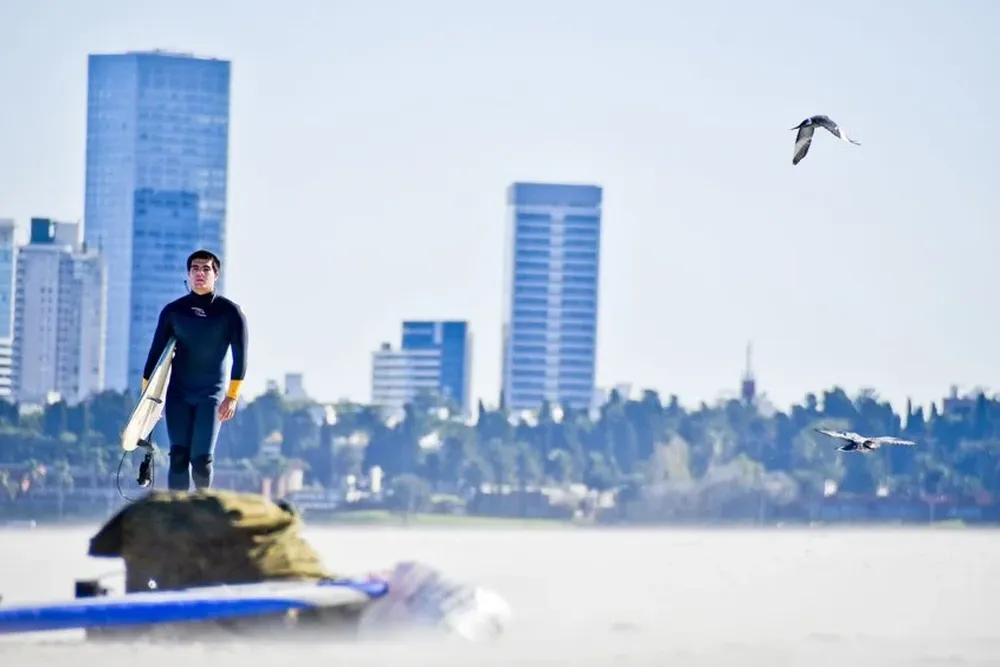 Jueves 27. Surfistas y kite-surfers aprovecharon el viento de los últimos días para ocupar playas y arenas de Montevideo