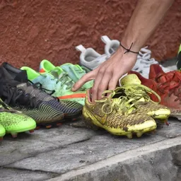 Los zapatos embarrados luego de una semana complicada por la lluvia Los zapatos embarrados luego de una semana complicada por la lluvia