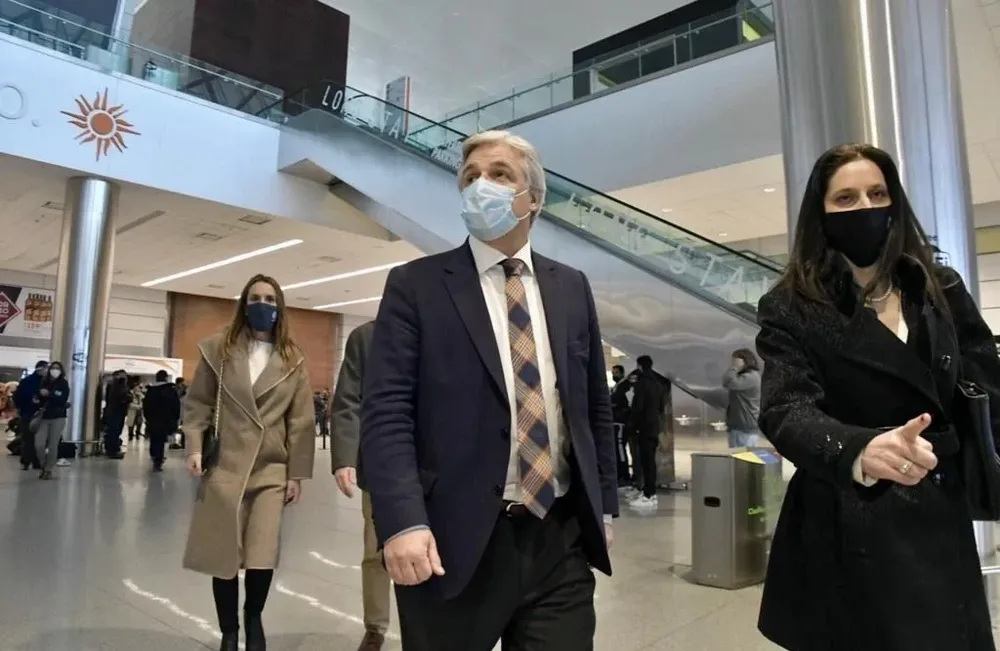 Francisco Bustillo, el sucesor de Ernesto Talvi en la cancillería, llegó poco antes de las siete de la mañana a Uruguay