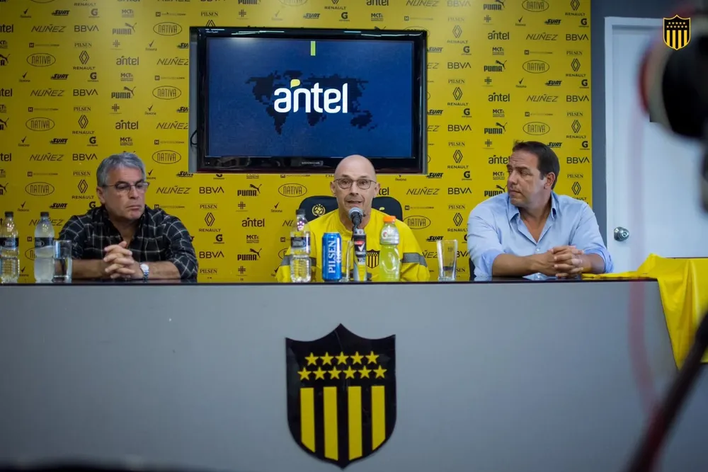 Pablo Bengoechea habló en la presentación de Alfredo Arias como nuevo entrenador; en la foto aparece también el presidente Ignacio Ruglio