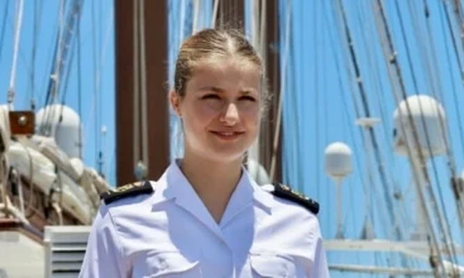 La princesa Leonor a bordo del buque Elcano.
